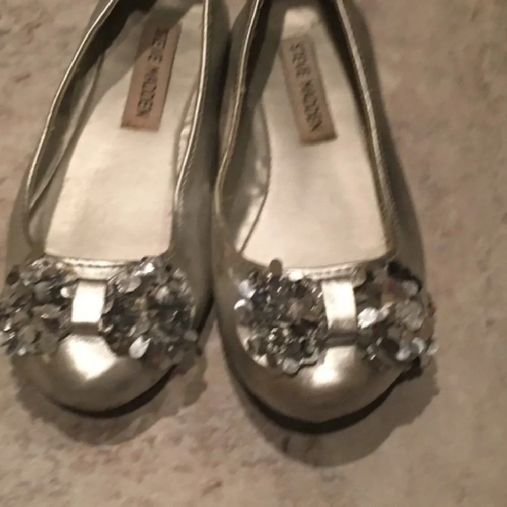 Steve Madden  Girls size 13 silver sequin bow shoes